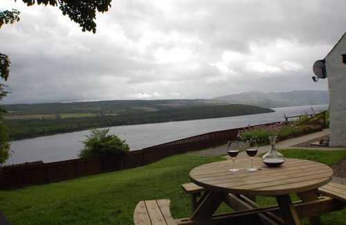 Lochend House | Idyllic Traditional Croft House with Loch Ness Views