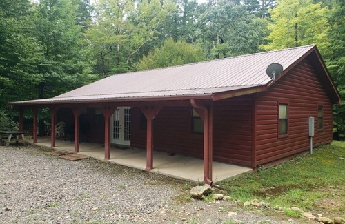 Board Camp Cabin | Idyllic Cabin on Sugar Creek: Pool & Kitchen Amenities