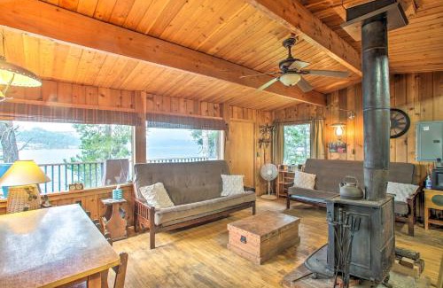 Worley House | Tranquil Lakeside Cabin Retreat with Child-Friendly Amenities