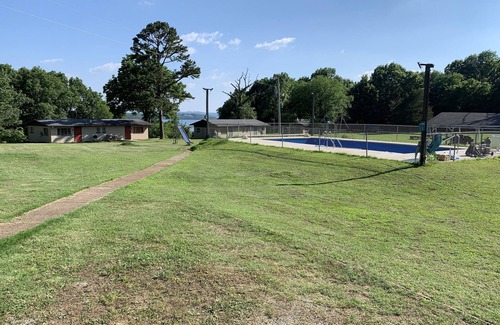 Oakland Cabin | Scenic Retreat: Renovated 3 Bedroom Cabin on Bull Shoals Lake