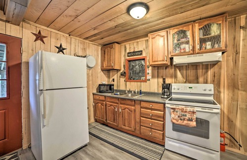 New Concord Cabin | Idyllic Kentucky Cabin with Fire Pit & Scenic Ponds
