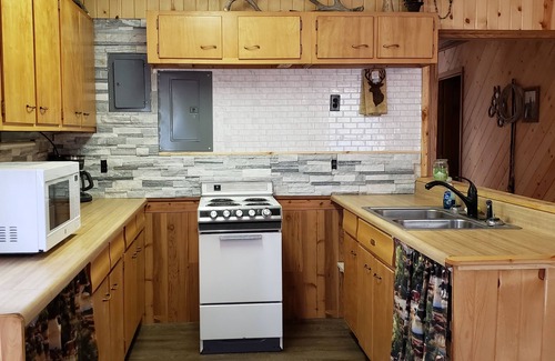 Wheatland Cabin | Serene Cabin Retreat with Kitchen & Pet-Friendly Amenities