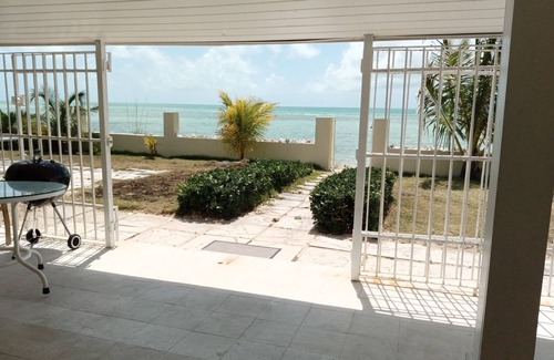 Adelaide House | Secluded Nassau Retreat: Ocean Views and Spa Relaxation
