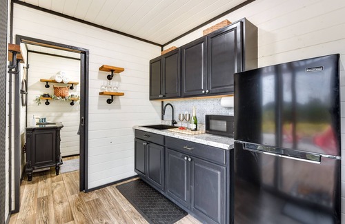 Thurber House | Idyllic Strawn Container Home with Hot Tub & Spa Amenities