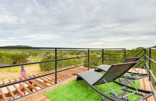 Thurber House | Idyllic Strawn Container Home with Hot Tub & Spa Amenities