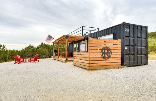 Thurber House | Idyllic Strawn Container Home with Hot Tub & Spa Amenities