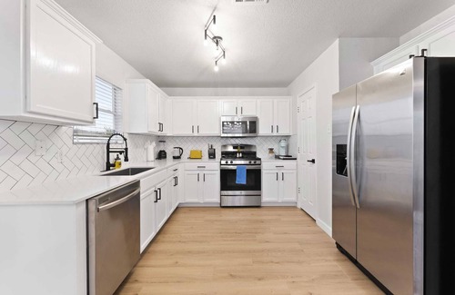 Pflugerville House | Ideal for Remote Work with King Beds & Fast WiFi