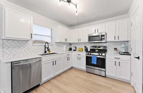 Pflugerville House | Ideal for Remote Work with King Beds & Fast WiFi