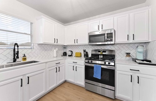 Pflugerville House | Ideal for Remote Work with King Beds & Fast WiFi