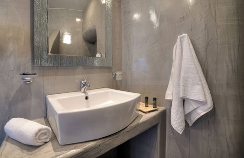 Firostefani Bed & Breakfast | Remvi Suites