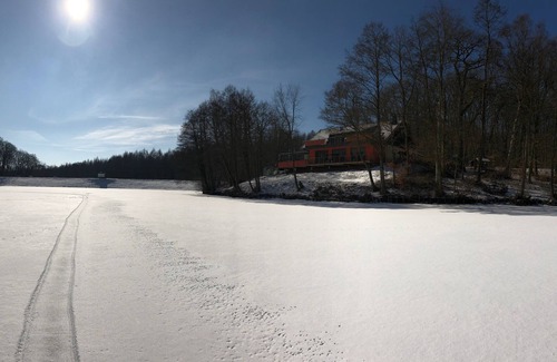 Sangerhausen Apartment | Cozy Lake View Retreat with Private Bathroom & Breakfast