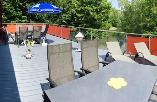 Sangerhausen Apartment | Cozy Lake View Retreat with Private Bathroom & Breakfast