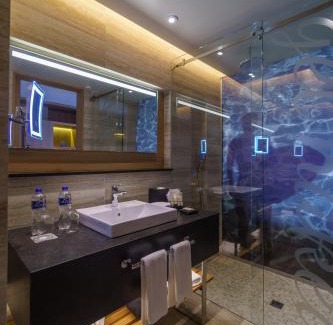Zona Hotelera Hotel | Discover Renaissance Cancun Resort & Marina with Ocean Views