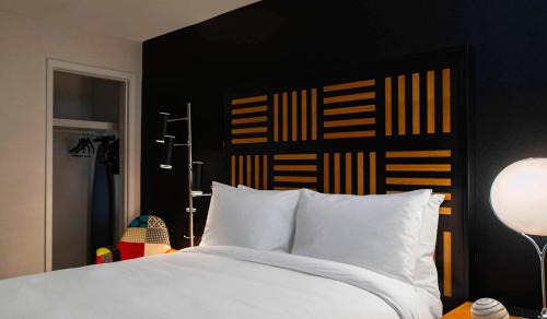 Downtown Des Moines Hotel | Elegant Stay at Renaissance Des Moines Savery Hotel