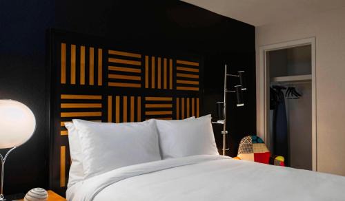 Downtown Des Moines Hotel | Elegant Stay at Renaissance Des Moines Savery Hotel