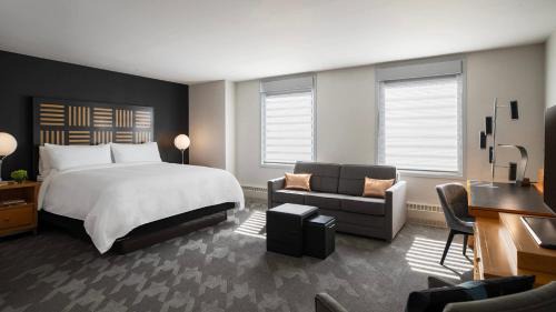 Downtown Des Moines Hotel | Elegant Stay at Renaissance Des Moines Savery Hotel