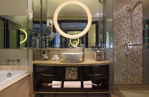 Pudong Hotel | Elegant Stay at Renaissance Shanghai Pudong Hotel