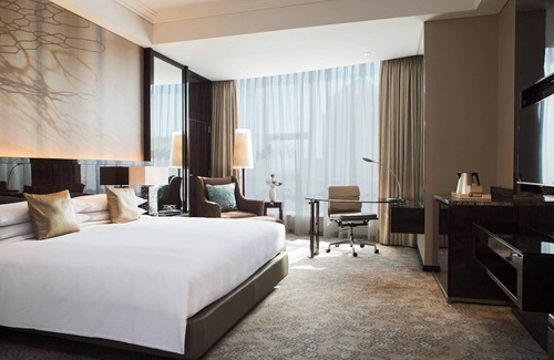 Pudong Hotel | Elegant Stay at Renaissance Shanghai Pudong Hotel