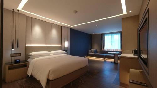 Luohu Hotel | Discover Renaissance Shenzhen Luohu Hotel: 5-Star Retreat