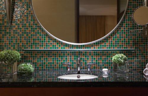 Wuchang Hotel | Discover Renaissance Wuhan Hotel: A 5-Star Retreat