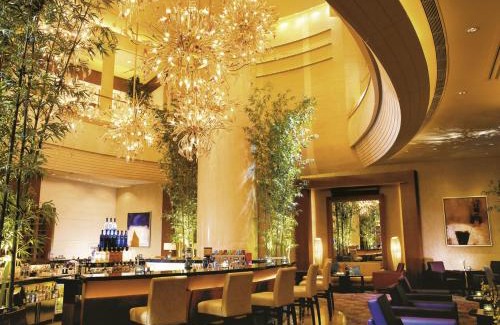 Wuchang Hotel | Discover Renaissance Wuhan Hotel: A 5-Star Retreat