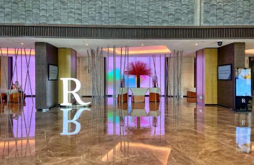 Yanta Qu Hotel | Elegant Renaissance Xi'an Hotel with Pool and Ocean View