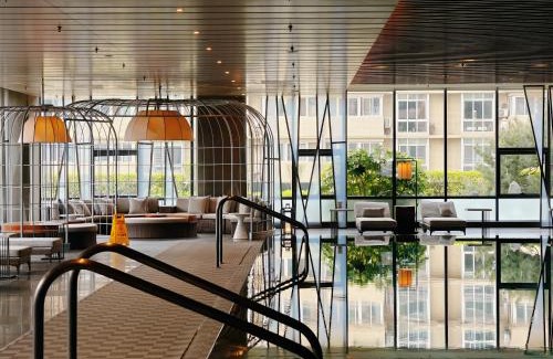 Yanta Qu Hotel | Elegant Renaissance Xi'an Hotel with Pool and Ocean View