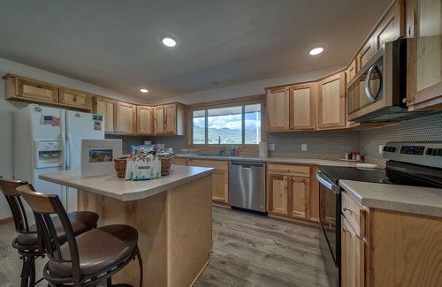 Wapiti House | Rendezvous Lodge: Secluded Getaway in Wapiti Valley