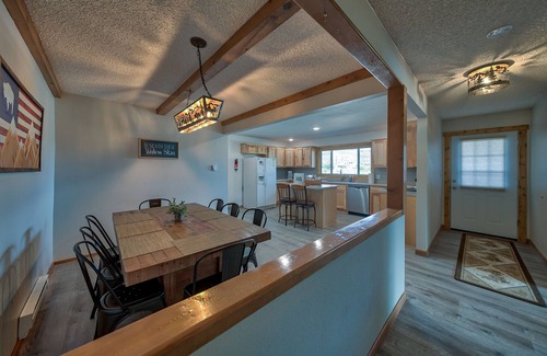 Wapiti House | Rendezvous Lodge: Secluded Getaway in Wapiti Valley