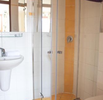 Mala Upa House | Renerovka 93: Exceptional Stay with Pool & Pet-Friendly Amenities