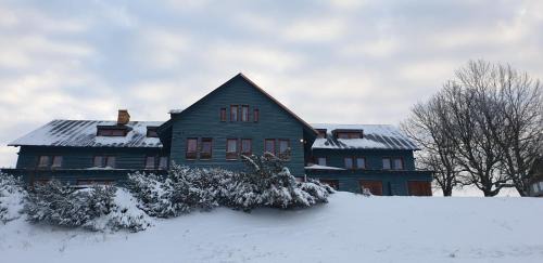 Mala Upa House | Renerovka 93: Exceptional Stay with Pool & Pet-Friendly Amenities