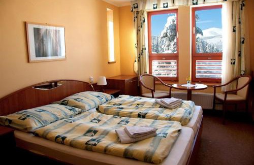 Mala Upa House | Renerovka 93: Exceptional Stay with Pool & Pet-Friendly Amenities