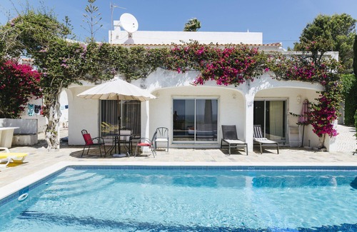 Salema Villa | Beautiful Villa in Salema with Oceanfront Pool & Spa