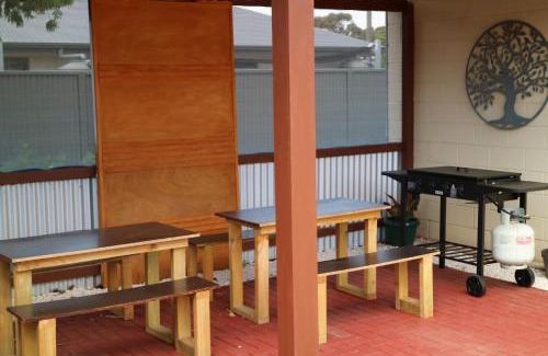 Renmark Hotel | Renmark Motor Inn: Family-Friendly with Pool and Hot Tub