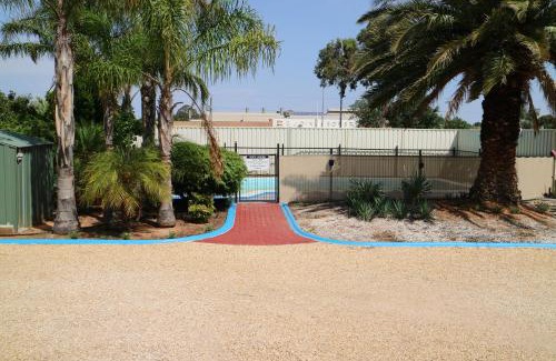 Renmark Hotel | Renmark Motor Inn: Family-Friendly with Pool and Hot Tub
