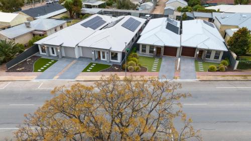 Renmark Boat Rental | Discover Renmark River Villas with Pool & Ocean Views