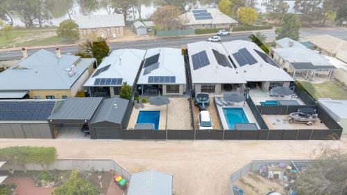 Renmark Boat Rental | Discover Renmark River Villas with Pool & Ocean Views