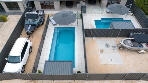 Renmark Boat Rental | Discover Renmark River Villas with Pool & Ocean Views