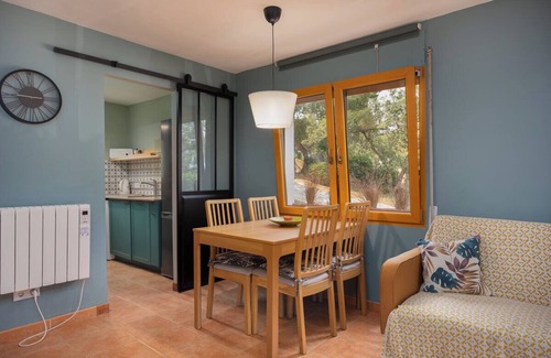 Calella de Palafrugell Apartment | Seaside Retreat with Golfet Views and Pet-Friendly Amenities