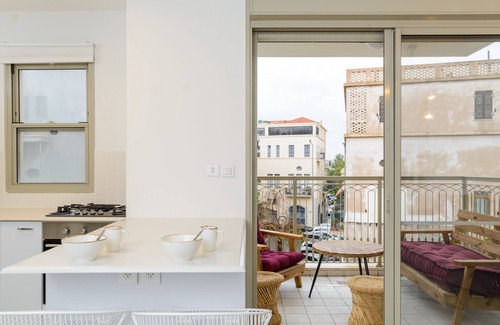 Jaffa Condo | Modern 2 Bedroom Retreat in North Jaffa with Breakfast
