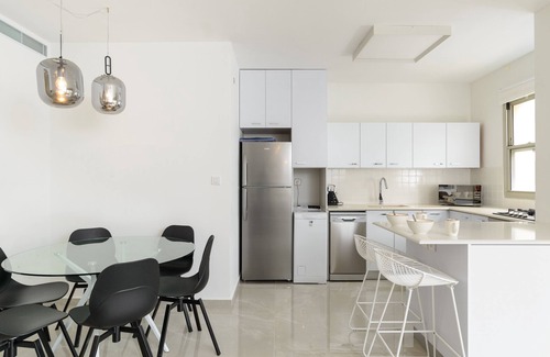 Jaffa Condo | Modern 2 Bedroom Retreat in North Jaffa with Breakfast