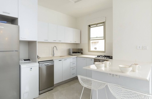 Jaffa Condo | Modern 2 Bedroom Retreat in North Jaffa with Breakfast