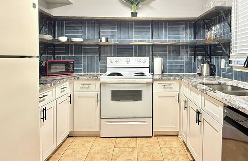 Norcross House | Cozy 2b2b Townhouse: Tranquil Retreat with Spa Access