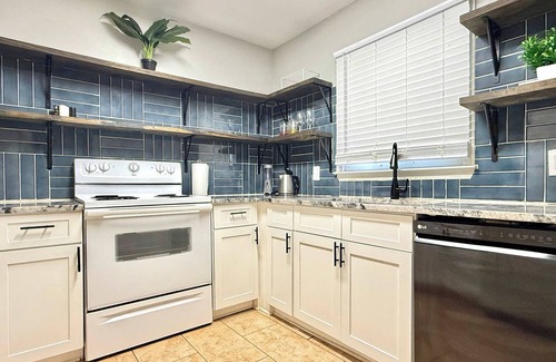 Norcross House | Cozy 2b2b Townhouse: Tranquil Retreat with Spa Access