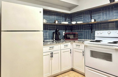 Norcross House | Cozy 2b2b Townhouse: Tranquil Retreat with Spa Access