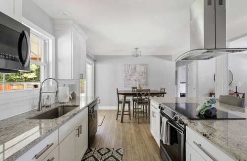 Charleston House | Renovated 3 Bed Home Near Downtown with Pet-Friendly Amenities