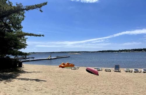 Carling House | Renovated 3-Bedroom Cottage in Georgian Bay #12