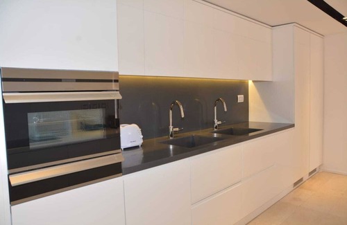 Eilat Apartment | Renovated 3-Bedroom Residence with Pool & Ocean View