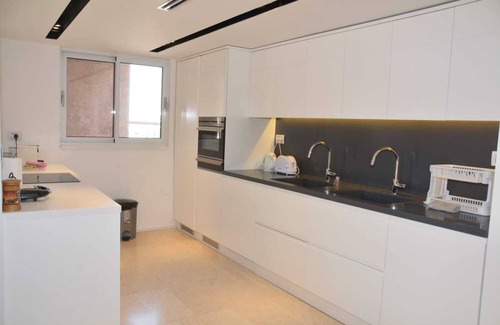 Eilat Apartment | Renovated 3-Bedroom Residence with Pool & Ocean View