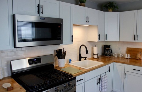 Niles House | Renovated 3 BR Retreat with Pool in Prime Location
